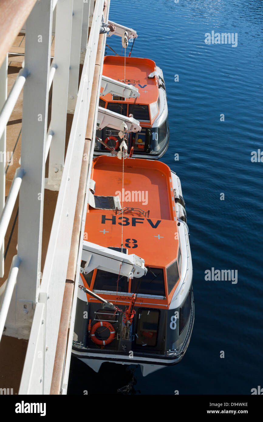Barche di gara sospesa dal MSC nave da crociera Opera Foto Stock