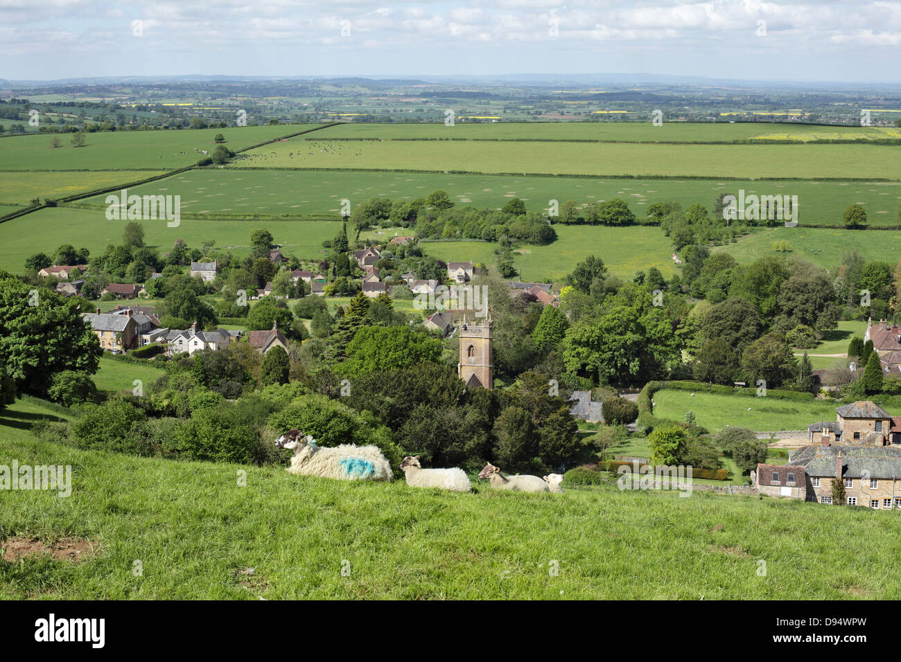 Guardando verso il basso sul villaggio di Corton Denham, Somerset da vicino a Corton Hill Foto Stock