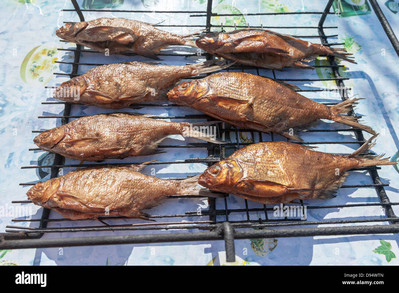 Appena affumicato pesce fresco pescato nel fiume Foto Stock