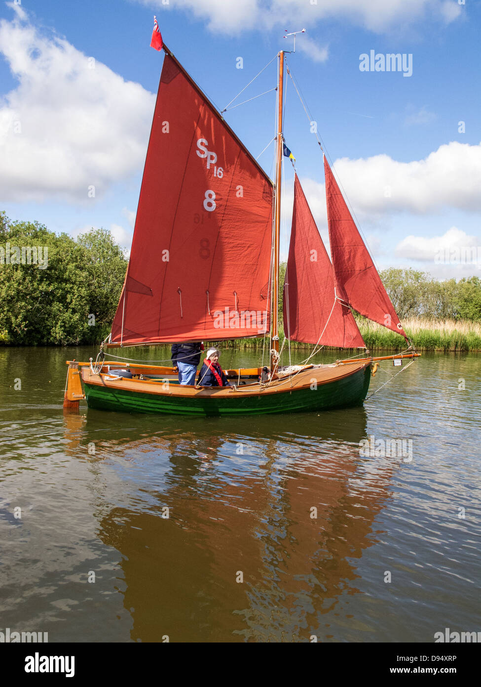 Barca a vela su il Parco Nazionale Broads del Norfolk, Inghilterra Foto Stock