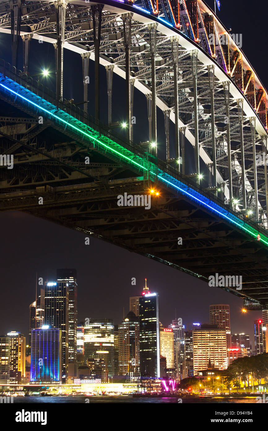 Grattacieli visto da sotto il Ponte del Porto di Sydney durante la notte, Sydney, Australia Foto Stock