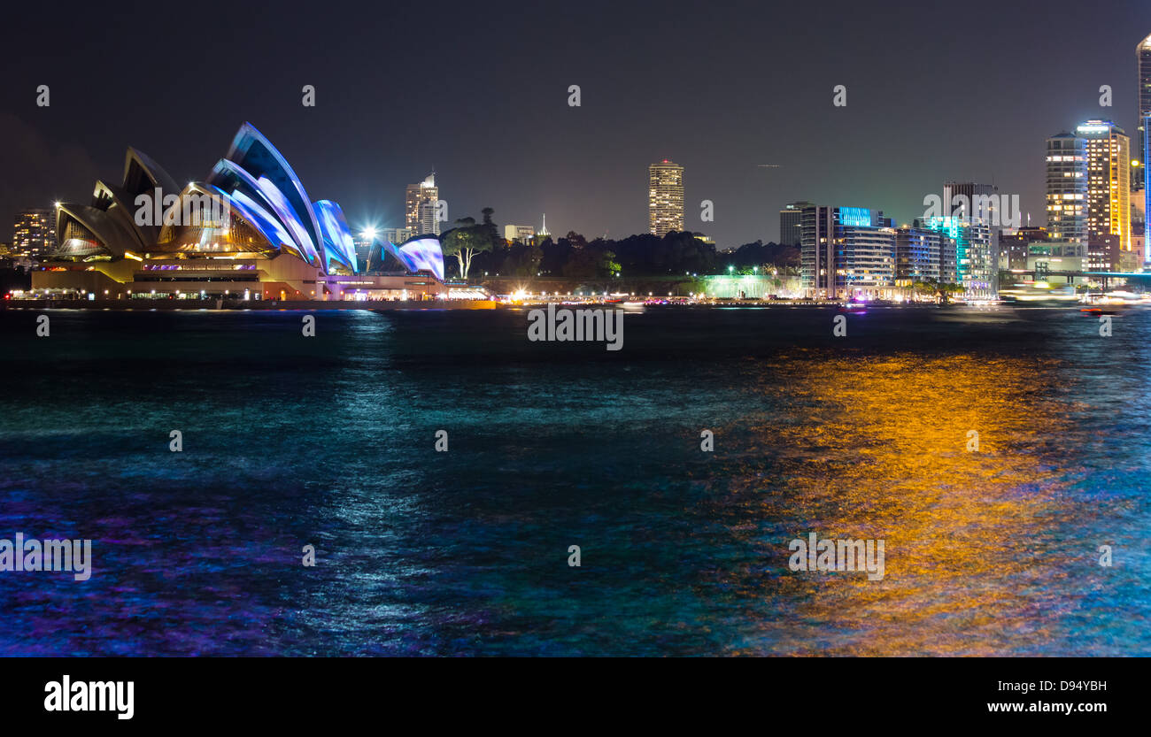 Vista della Sydney Opera House da attraverso il porto durante la vivida luce di Sydney Festival, Australia Foto Stock