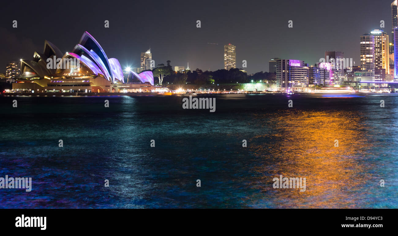 Vista della Sydney Opera House da attraverso il porto durante la vivida luce di Sydney Festival, Australia Foto Stock