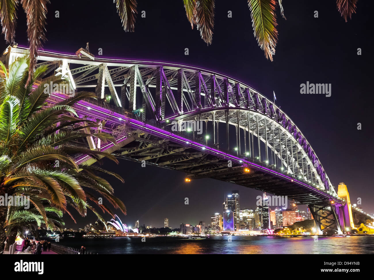 Ampio angolo di visione del Ponte del Porto di Sydney e il Sydney CBD di notte durante l'annuale vivaci festival di illuminazione, Australia Foto Stock