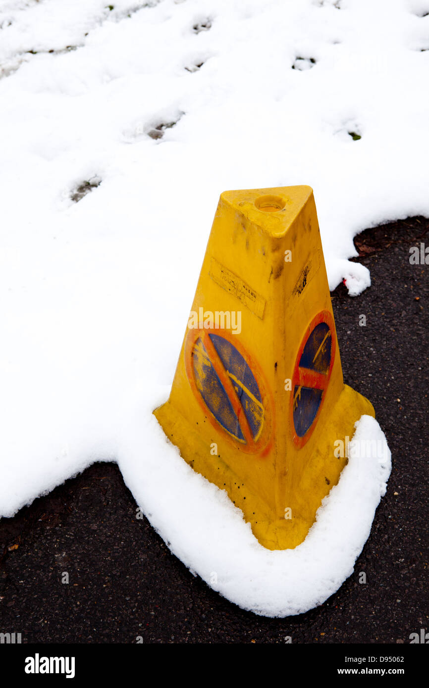 Traffico giallo cono stradale nella neve Foto Stock
