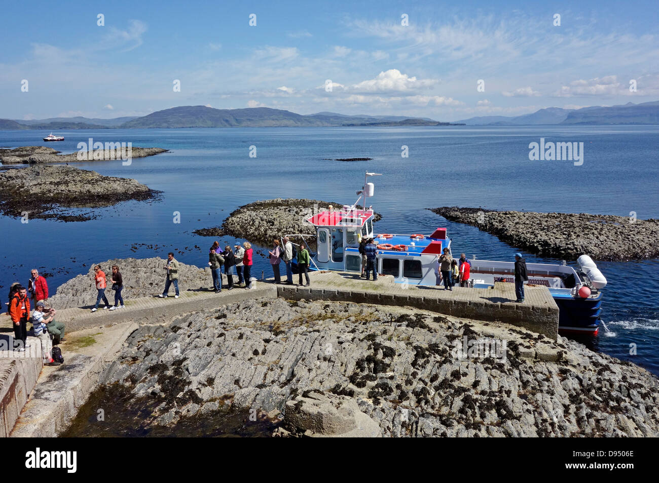 I passeggeri sono lo sbarco dalla nave Ullin della staffa a Staffa pier in Scozia e rendendo il loro modo di Fingal's Cave Foto Stock