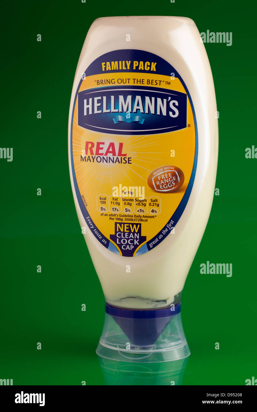 Stringere il tappo vero e proprio la maionese family pack da Hellmanns Foto Stock
