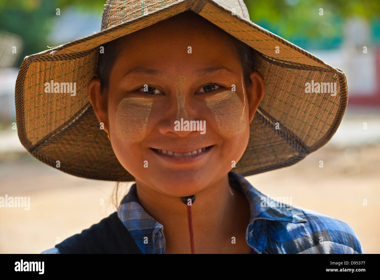 Una sorridente ragazza birmano - MINGUN, MYANMAR Foto Stock
