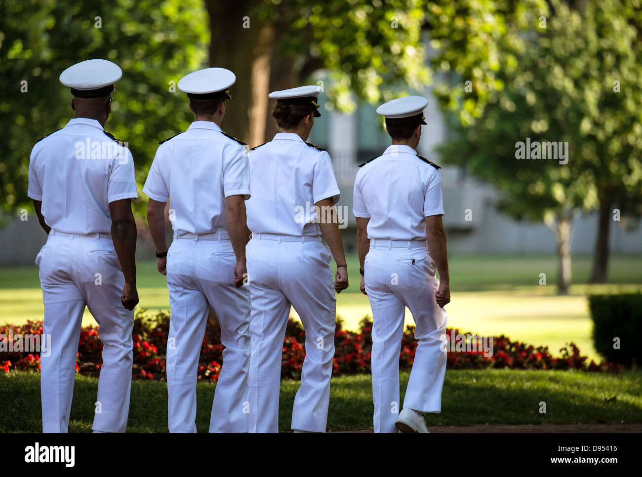 Cadetti in sevice bianchi marzo sul campus della US Naval Academy, Annapolis, Maryland, Stati Uniti d'America Foto Stock