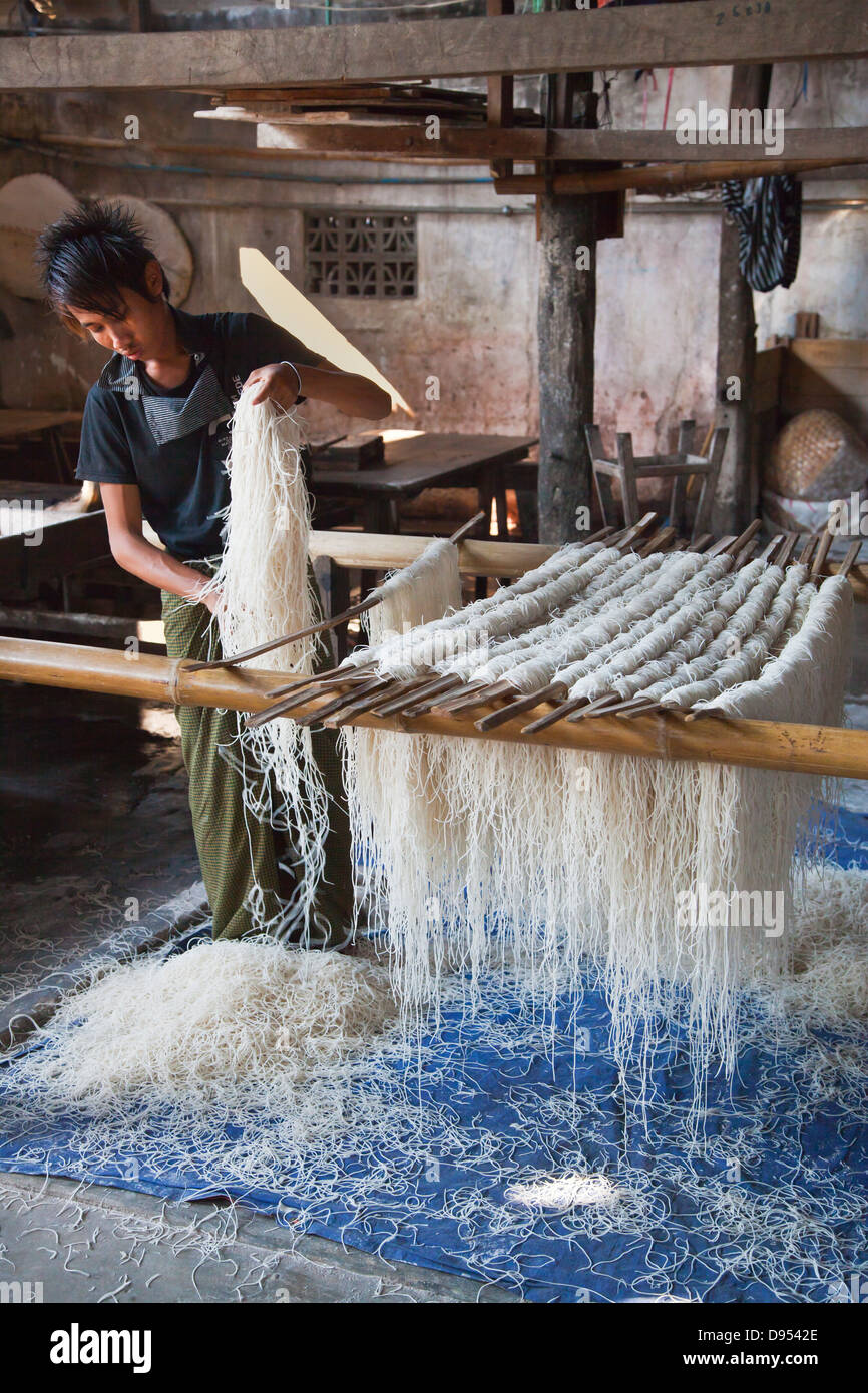 Un riso NOODLE FACTORY - HSIPAW, Myanmar Foto Stock