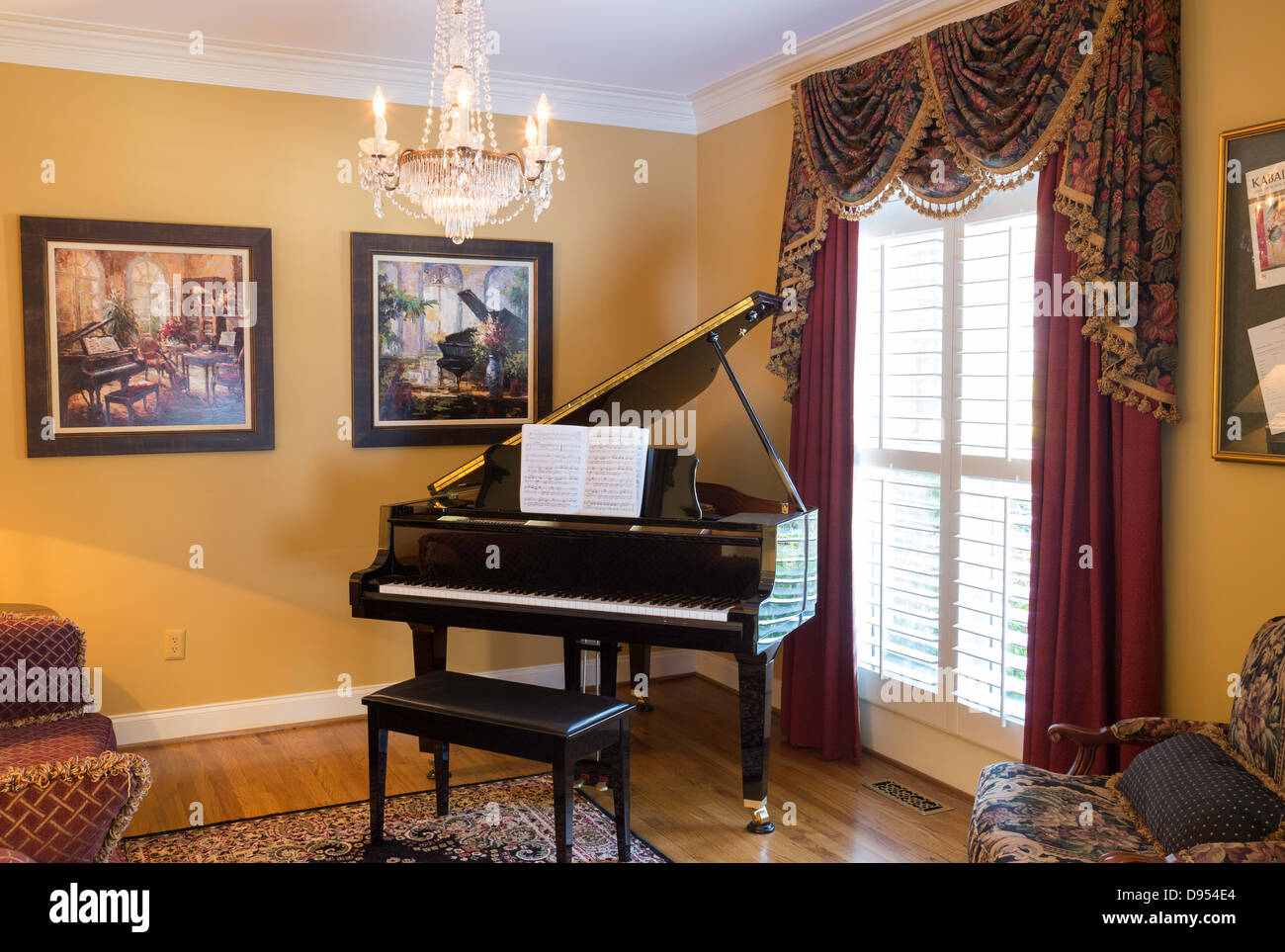 Casa di lusso Camera interna con pianoforte Foto Stock
