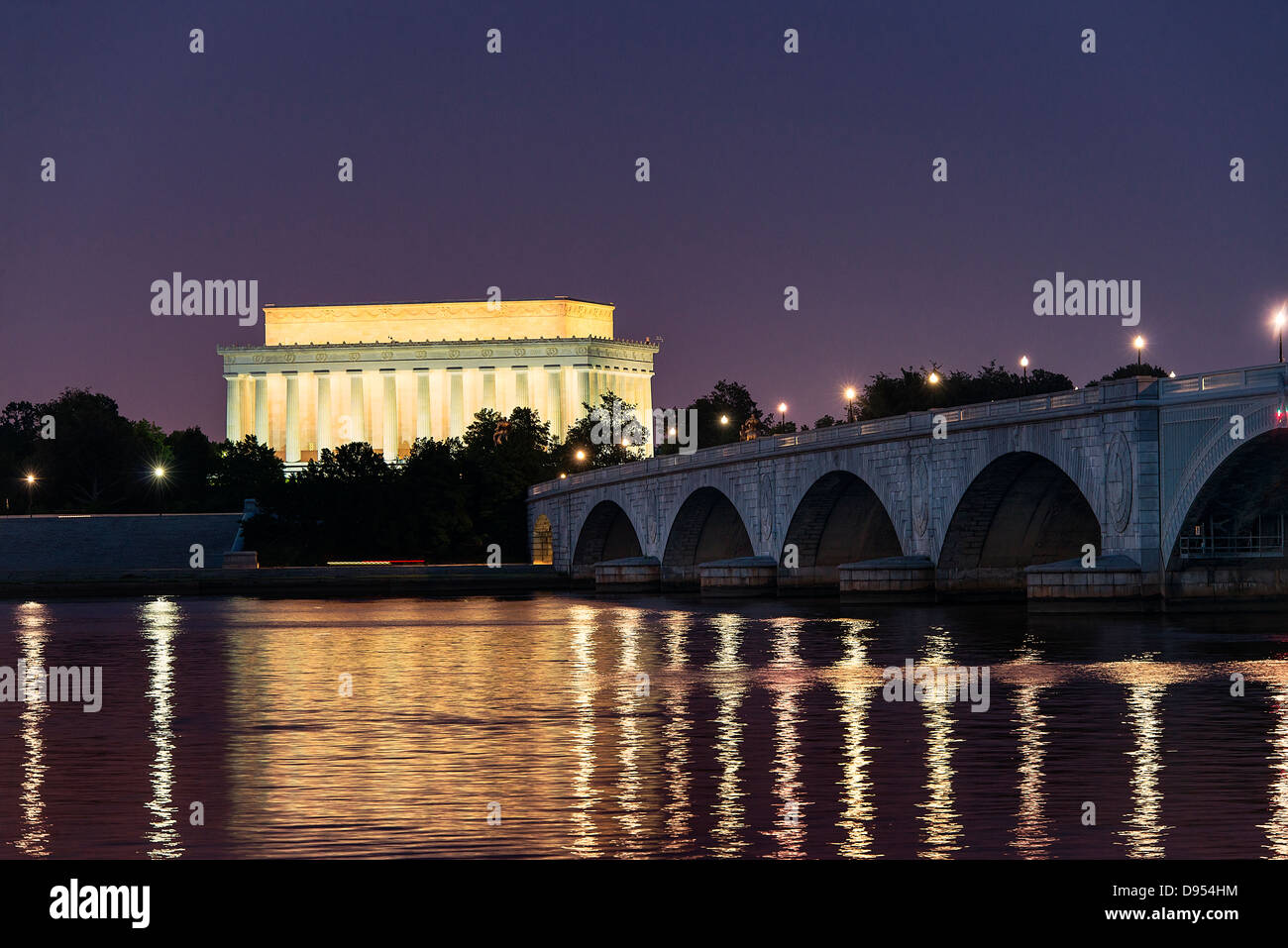 Il Lincoln Memorial e il Arlington Memorial Bridge di notte, Washington D.C., USA Foto Stock