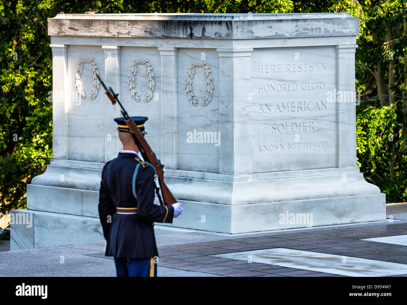 Custodita la tomba del Milite Ignoto, il Cimitero di Arlington, Virginia, Stati Uniti d'America Foto Stock