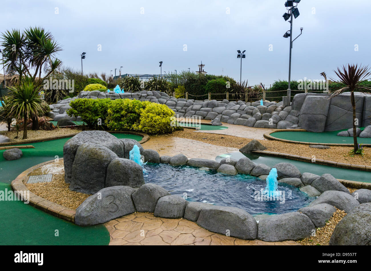 Hastings, crazy golf su bagnato Rainy day Foto Stock