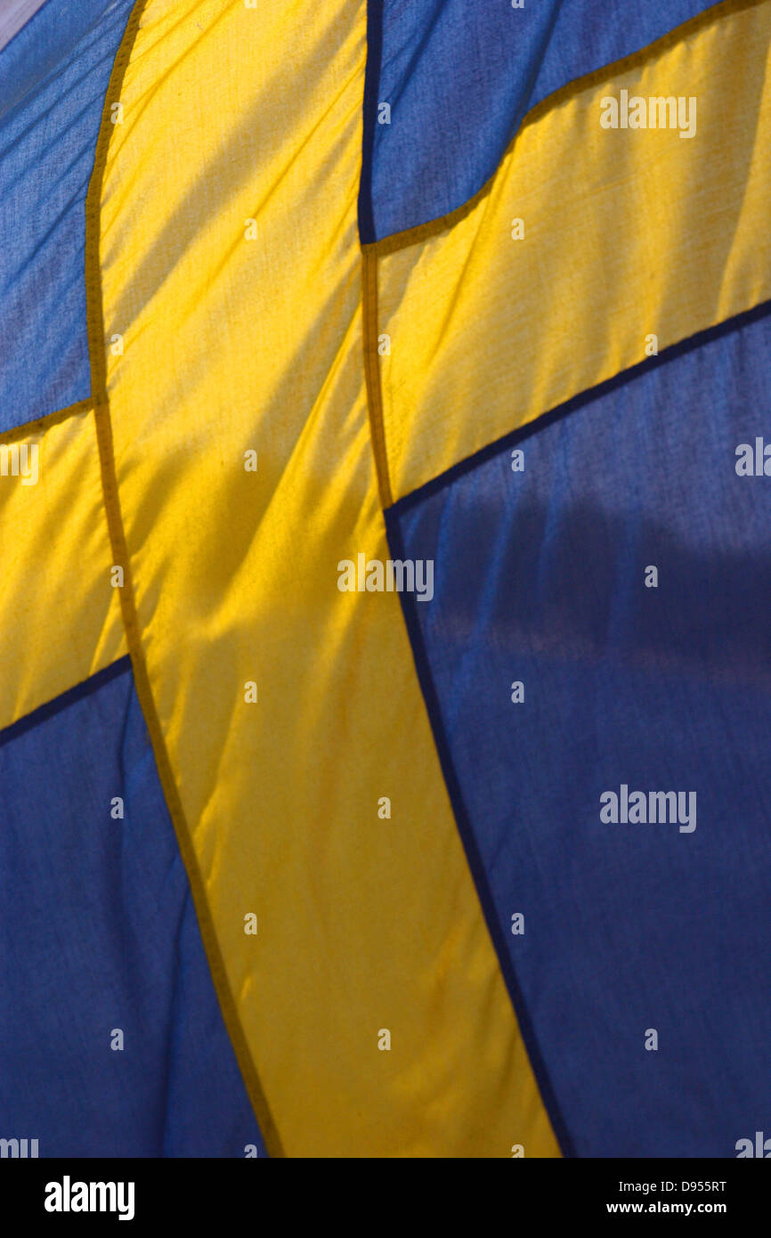 Bandiera del Regno di Svezia, tessuto reale blu e giallo di bandiera svedese primo piano, verticale. Foto Stock
