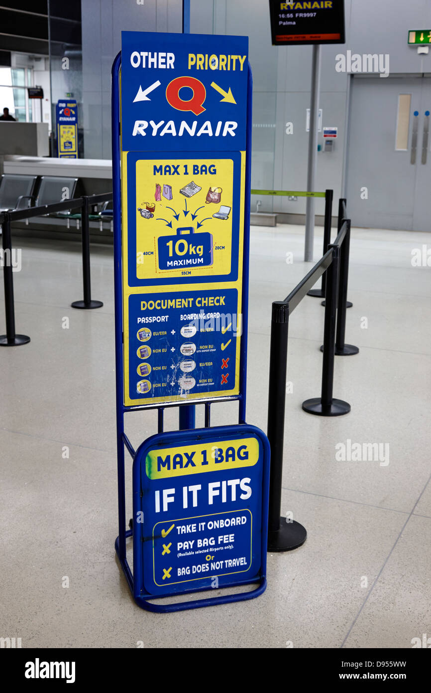 Ryanair Dimensioni bagaglio controllare il manometro Dublin Airport Terminal 1 Irlanda Foto Stock