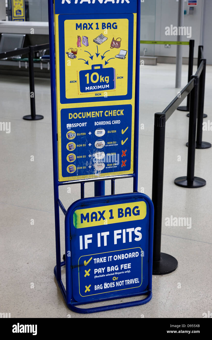 Ryanair Dimensioni bagaglio controllare il manometro Dublin Airport Terminal 1 Irlanda Foto Stock