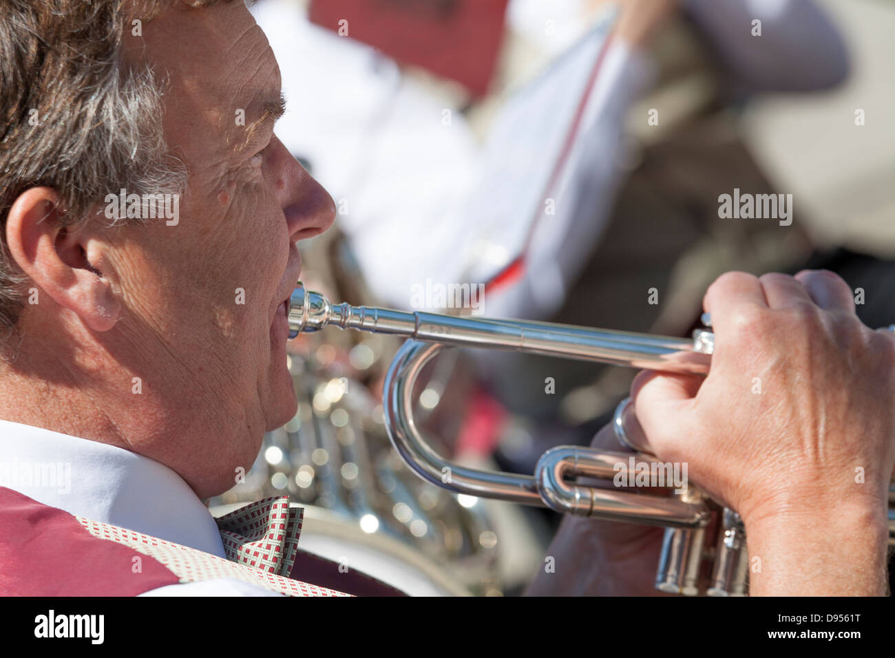Close up dei maschi di suonare la tromba Foto Stock