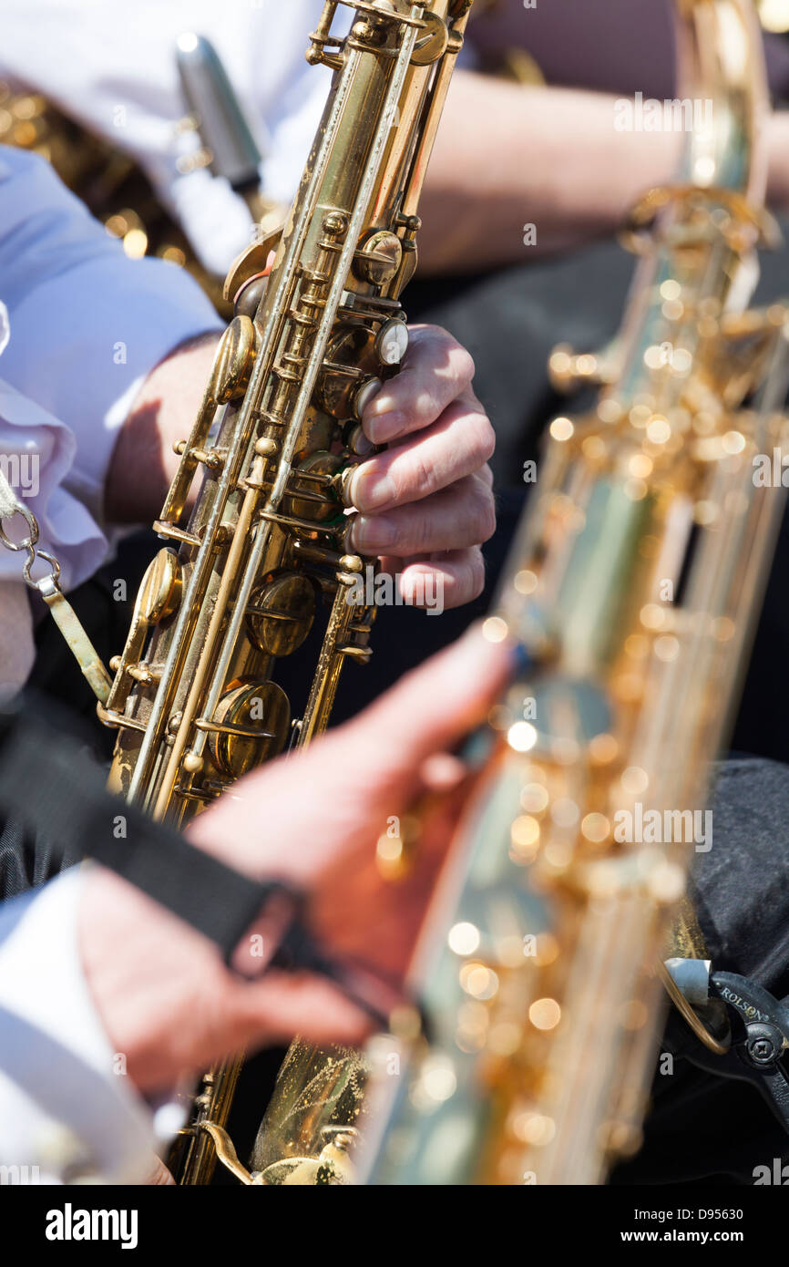 Close up di diteggiatura sulla tenor sassofono Foto Stock