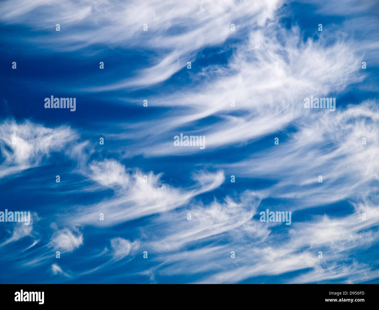 Cirrus nuvole sopra la penisola Morvern in Scozia Foto Stock