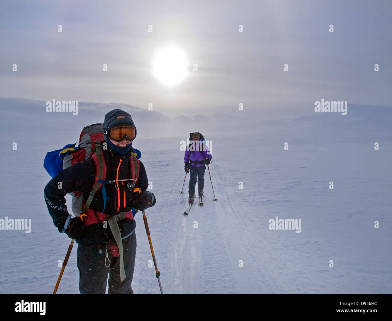 Due ski tourer nel nord della Finlandia Foto Stock