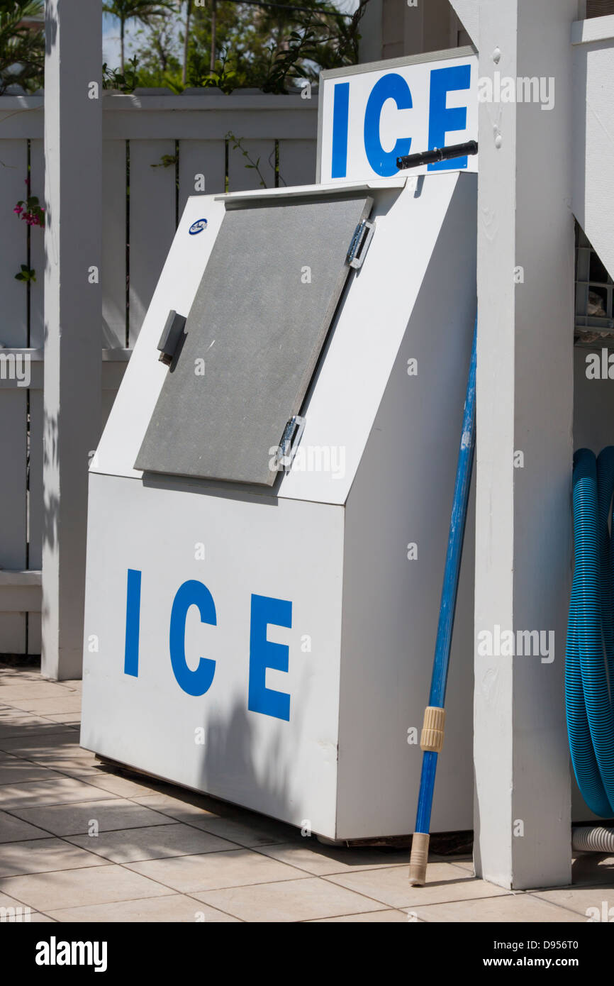 Una macchina per il ghiaccio a marina in Bahamas Foto Stock