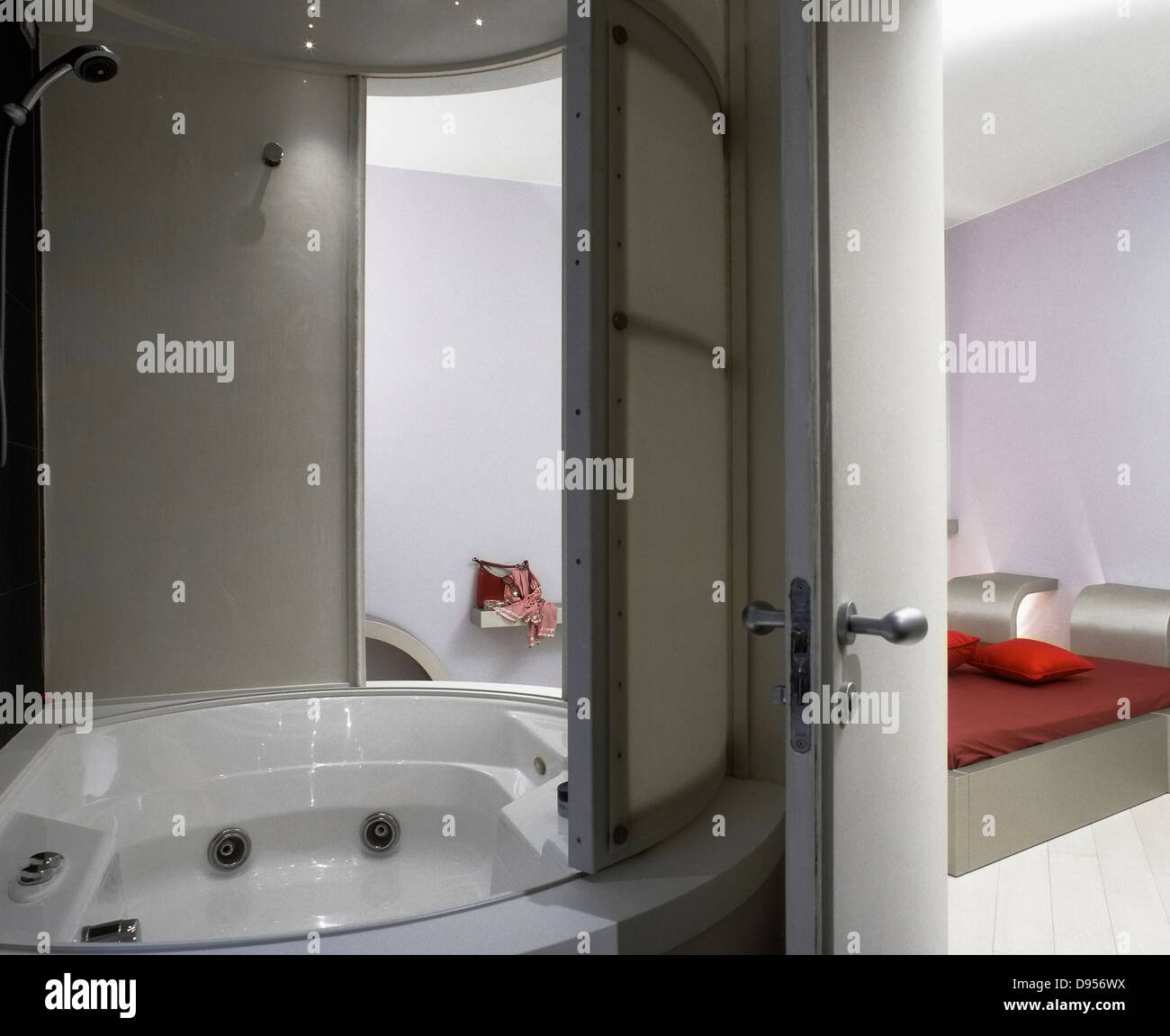 Vasca rotonda con doccia in un bagno moderno Foto Stock