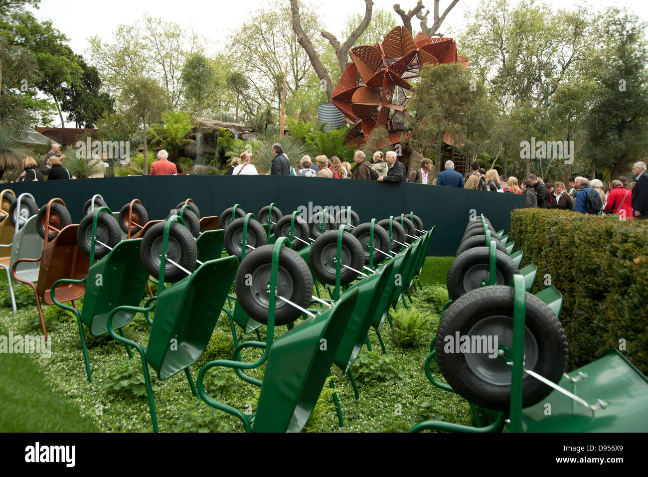 I visitatori attorno mostrano giardini presso la RHS Chelsea Flower Show a Londra, Regno Unito Foto Stock