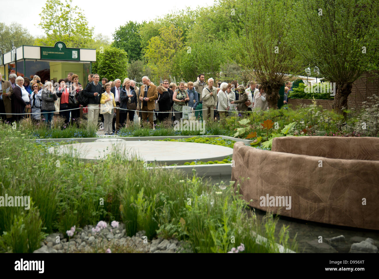 I visitatori di RHS Chelsea Flower Show al B&Q Sentebale Forget-Me-non mostra il giardino; London REGNO UNITO Foto Stock