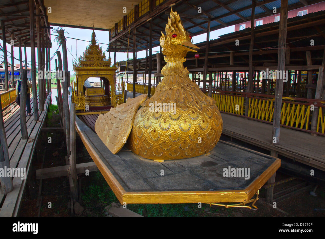 Questo PEACOCK barca è utilizzato per il festival annuale parcheggiata vicino all'PHAUNG DAW OO PAYA è il santissimo sito buddista nello Stato di Shan - MI Foto Stock