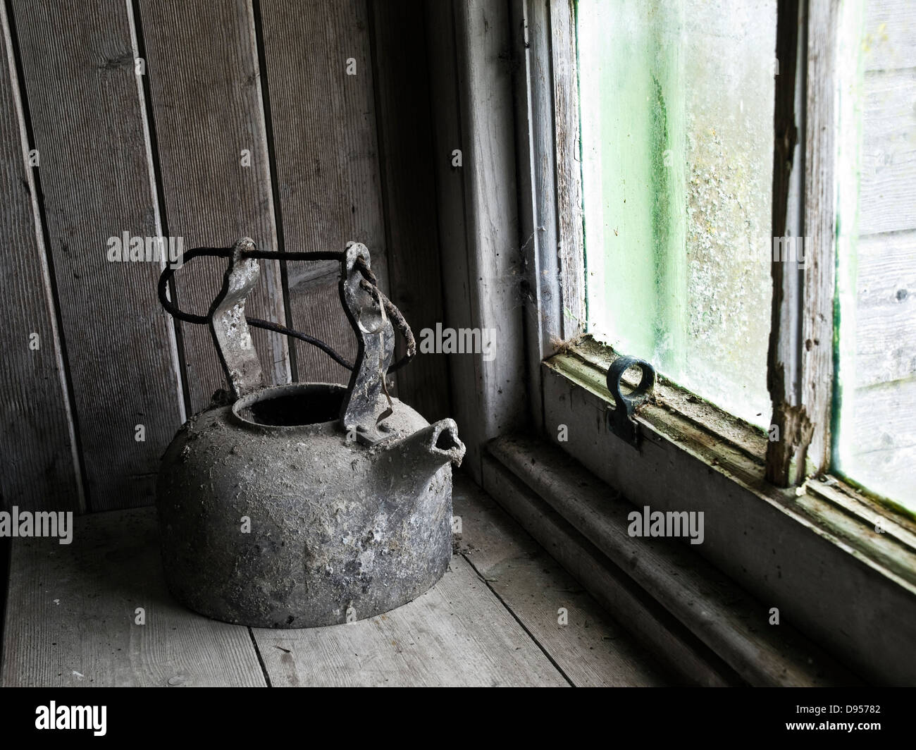 Arrugginimento bollitore in un abbandonato croft, Scozia Foto Stock
