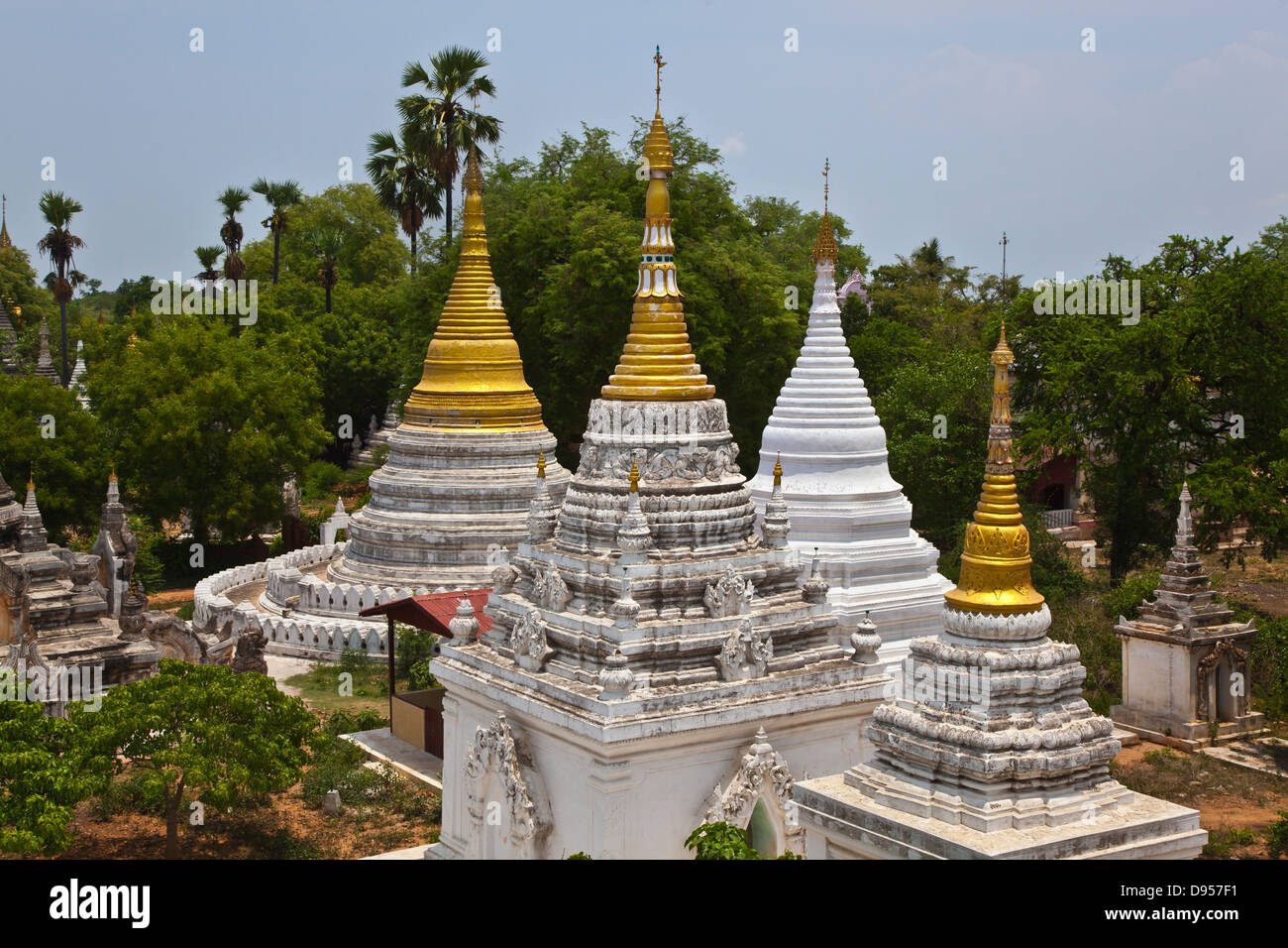 Alcuni dei 325 Stupas a PALEIK data per il periodo KONBAUNG - Mandalay, MYANMAR Foto Stock