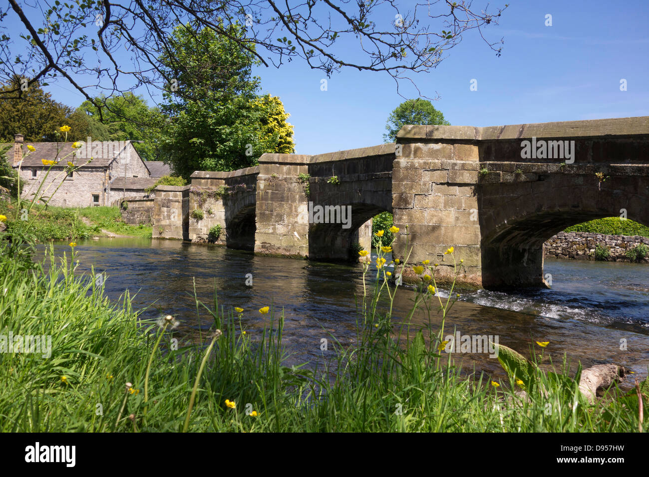 Holme ponte un packhorse ponte costruito nel 1664 sul fiume Wye a Bakewell, Derbyshire, England, Regno Unito Foto Stock