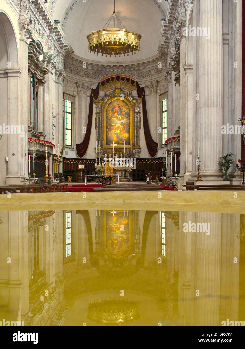 Interno della nuova Cattedrale riflessa nel fonte battesimale. Foto Stock