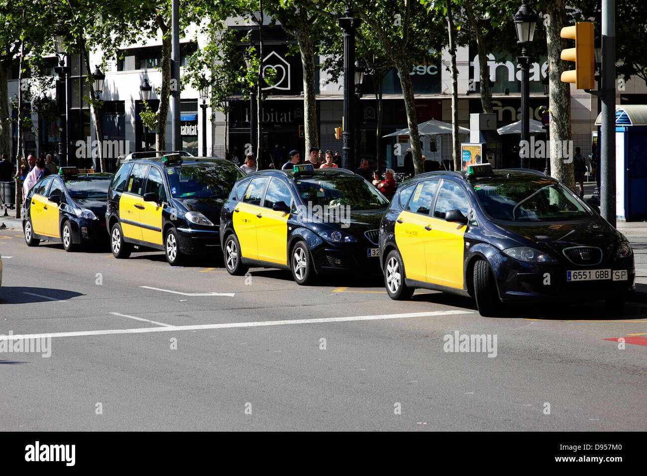Fila di nero e giallo taxi nel centro della città di Barcellona Catalonia Spagna Foto Stock