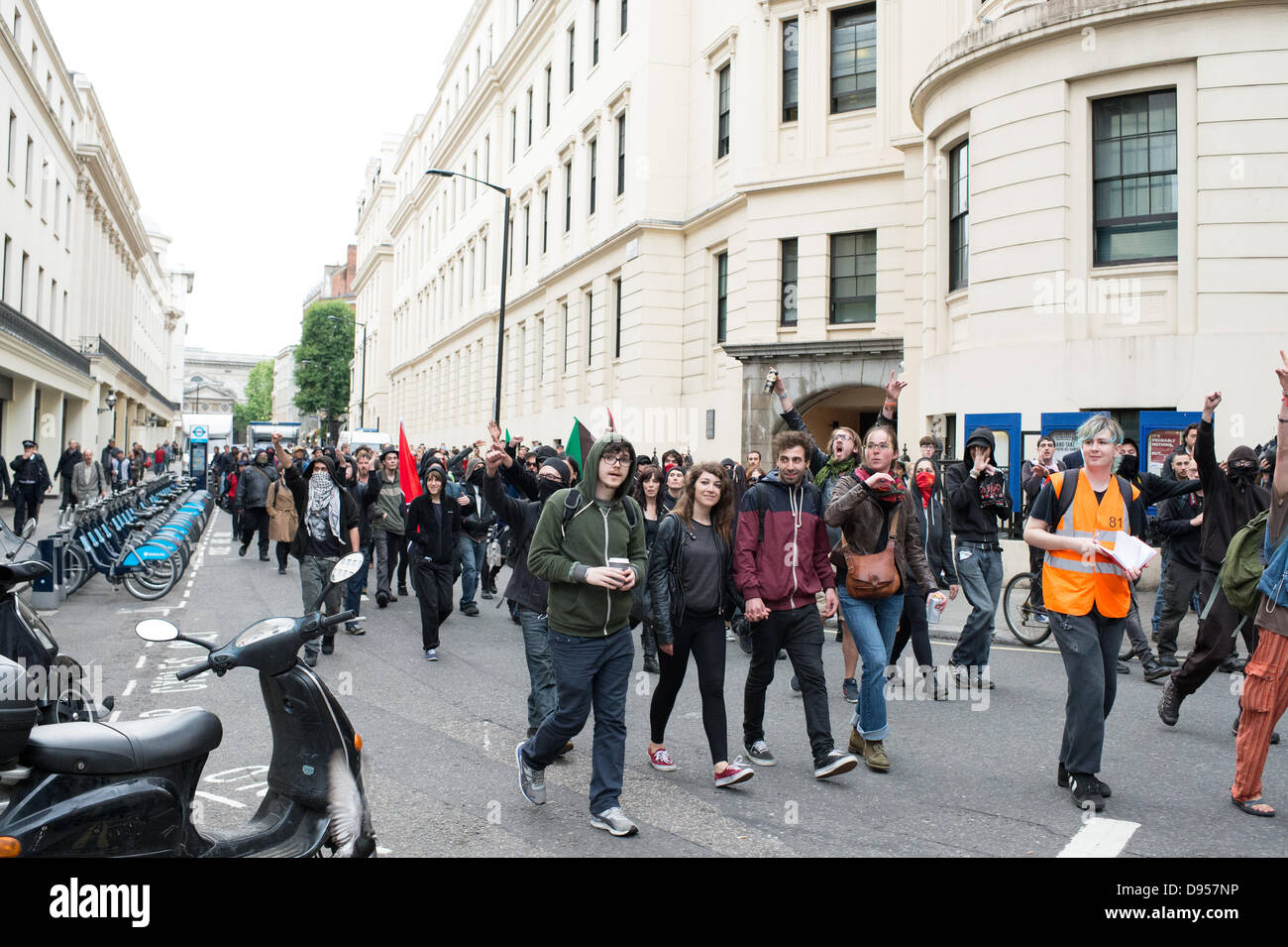 Londra, Regno Unito. 11 Giugno, 2013. G8 manifestanti lasciare Picadilly e rendere il loro modo di Charing Cross, Stazione di polizia per mostrare il loro sostegno ad alcuni di coloro che sono stati arrestati in precedenza che vi si svolgono. Credito: Allsorts Stock Photo/Alamy Live News Foto Stock