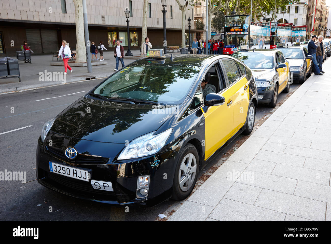 Fila di nero e giallo taxi nel centro della città di Barcellona Catalonia Spagna Foto Stock