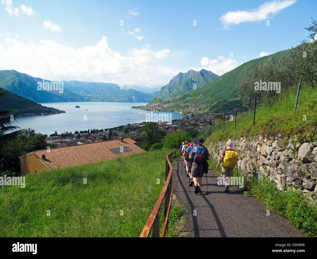 Ramblers vicino a Sulzano Lago di Iseo a piedi la AVR Foto Stock