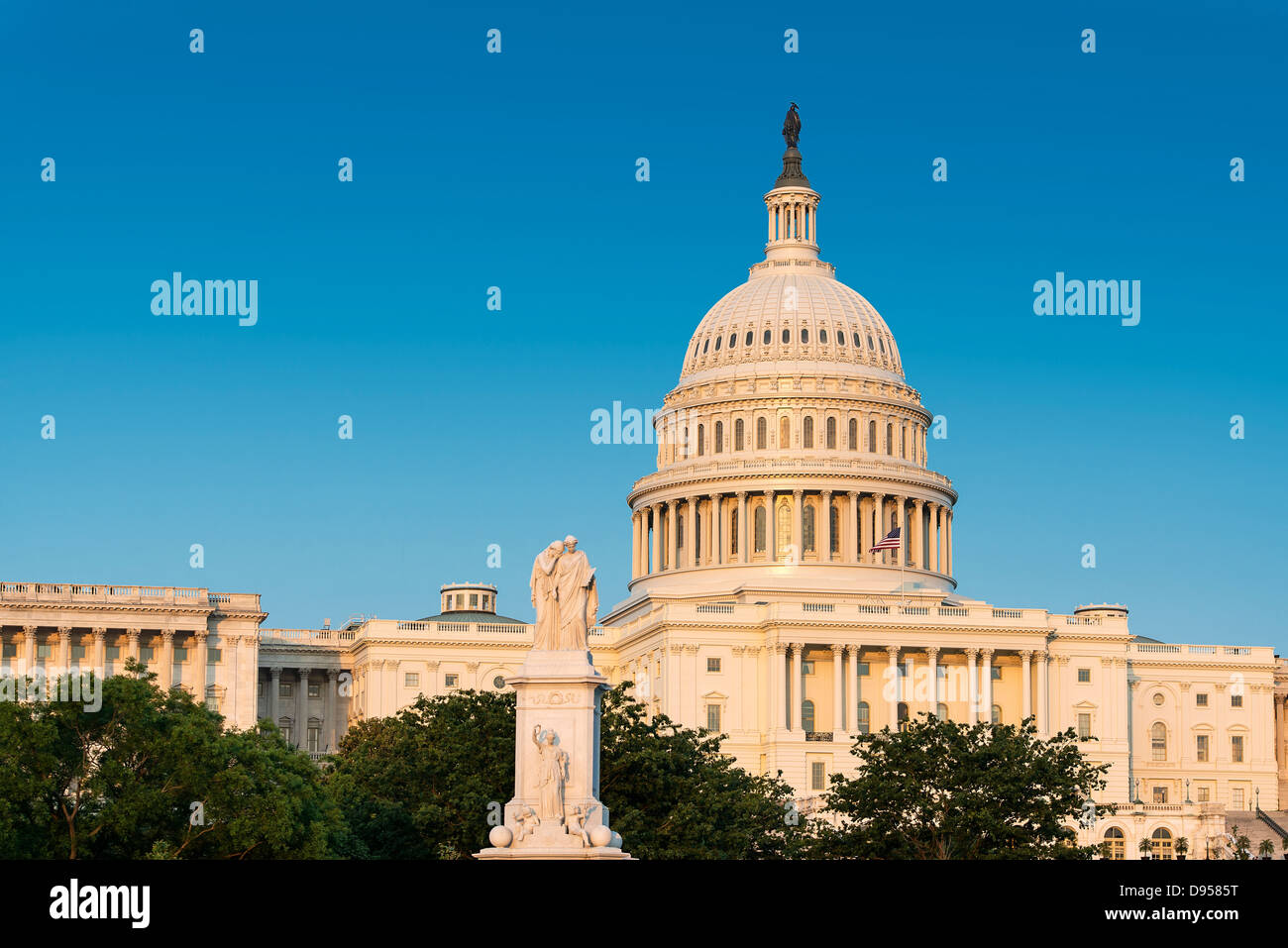 Il monumento alla pace e DEGLI STATI UNITI Capitol Building, Washington D.C., USA Foto Stock