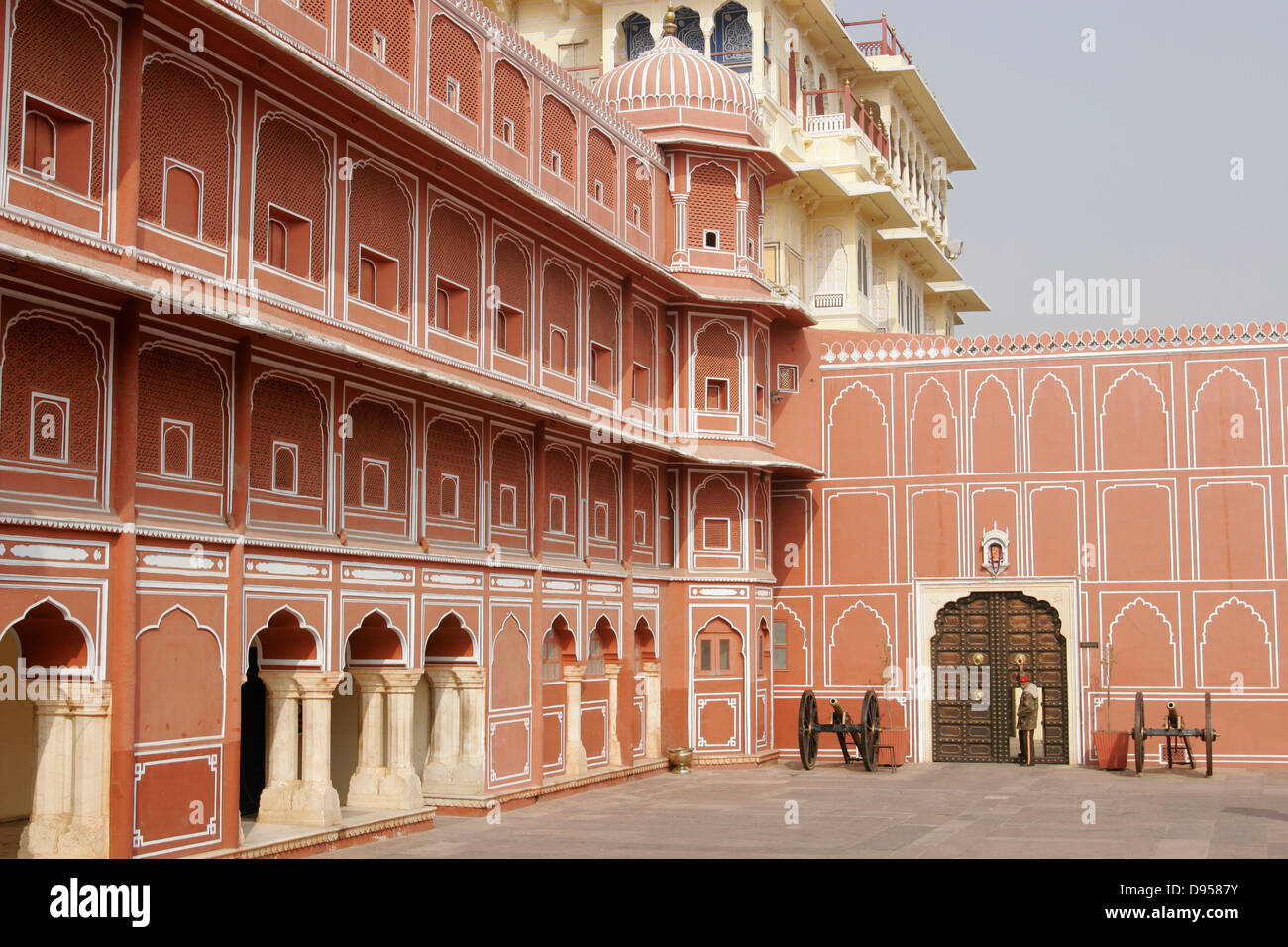 Il cortile della città di Jaipur Palace Jaipur, Rajasthan, India Foto Stock