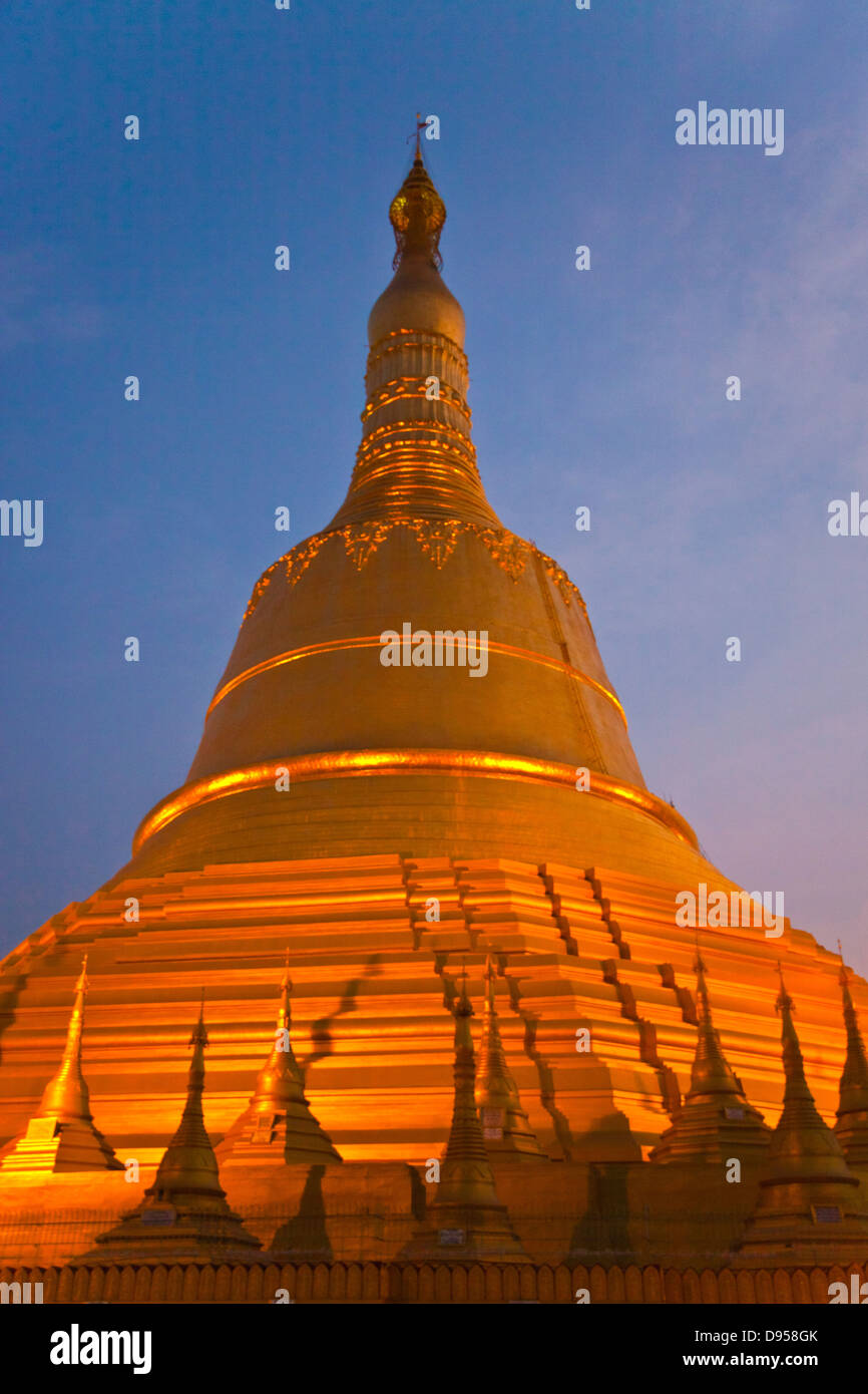 La SHWEMAWDAW PAYA è una vecchia di 1000 anni e 114 metri di altezza - BAGO, MYANMAR Foto Stock