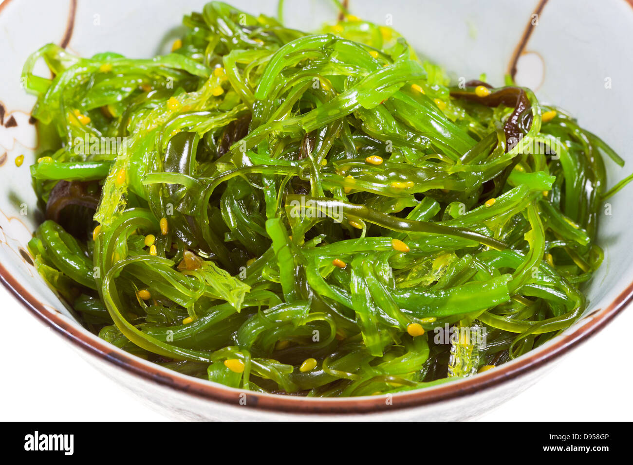 Chuka insalata - insalata di alghe marine con semi di sesamo nel recipiente di ceramica close up Foto Stock