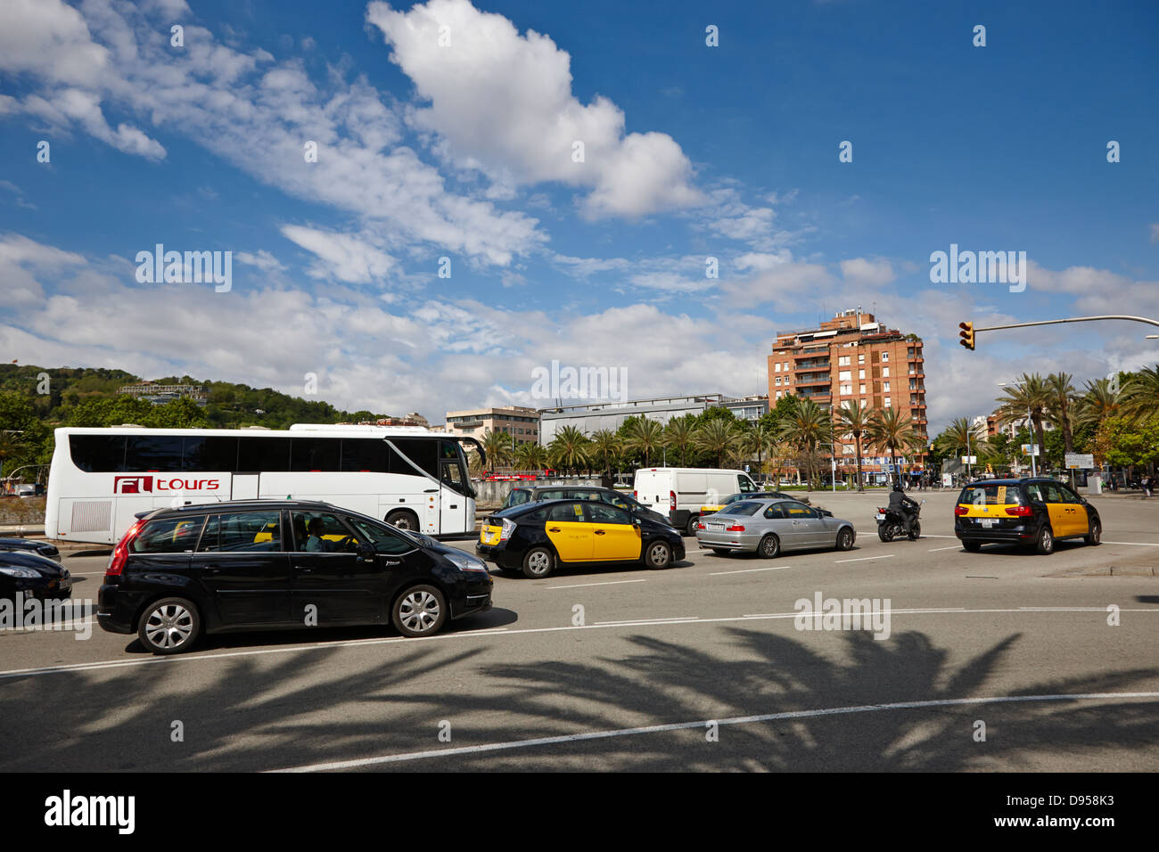 Nero e giallo taxi e pullman in placa drassanes centro della città di Barcellona Catalonia Spagna Foto Stock