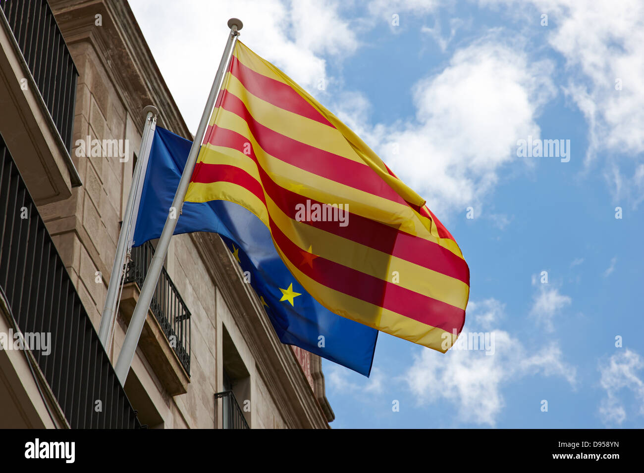 Senyera catalana bandiera accanto alla bandiera UE Barcellona Catalonia Spagna Foto Stock