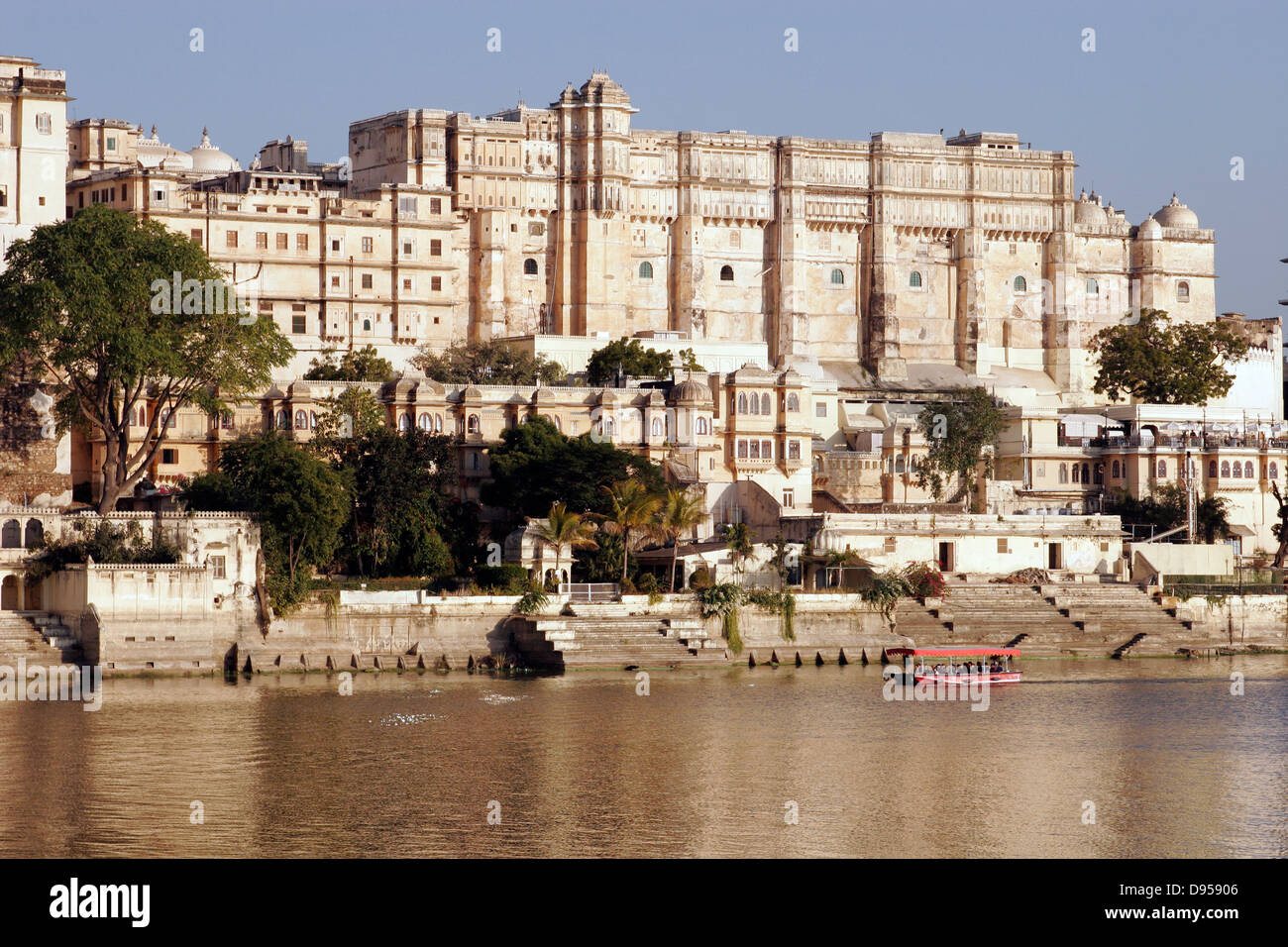 Una vista di Udaipur City Palace dal Lago Pichola, Udaipur, Rajasthan, India Foto Stock