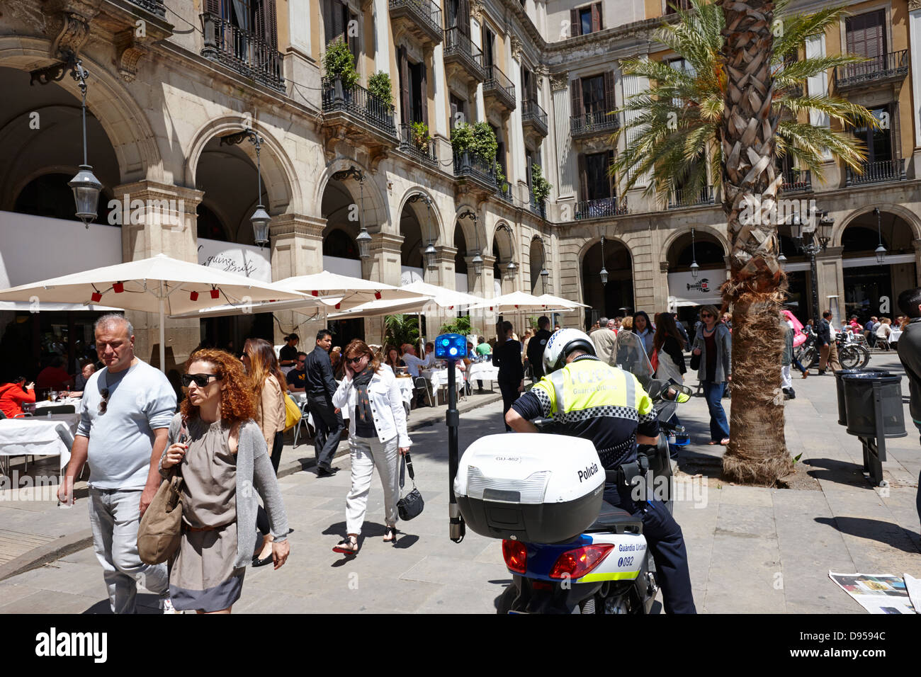 Guardia urbana funzionario di polizia su scooter pattugliamento Placa Reial centro di Barcellona Catalonia Spagna Foto Stock