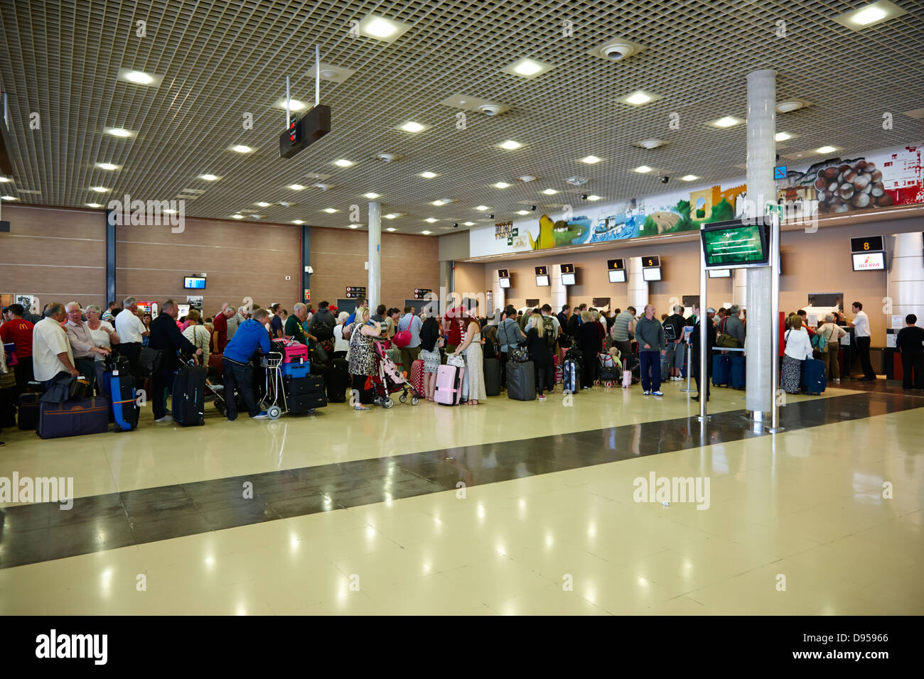 I turisti in coda presso i banchi check-in presso l'aeroporto di Reus catalonia spagna Foto Stock