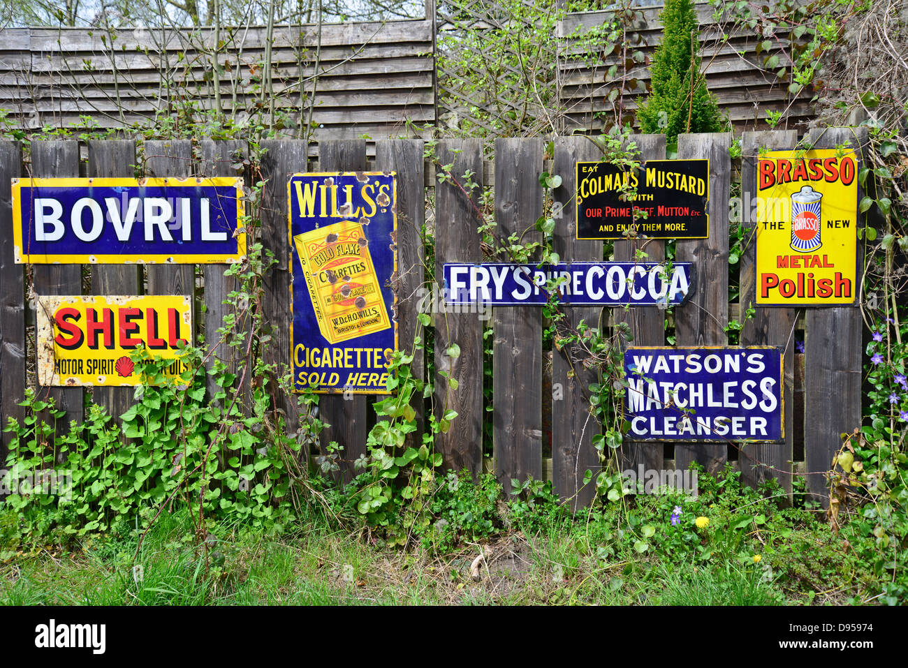 Vintage di metallo di stagno segni sulla recinzione, Blists Hill cittadina in stile vittoriano, Madeley, Telford, Shropshire, England, Regno Unito Foto Stock