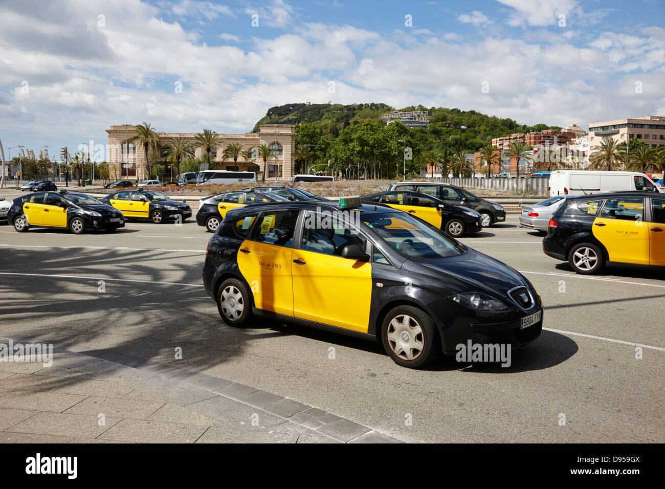 Nero e giallo taxi a placa drassanes centro della città di Barcellona Catalonia Spagna Foto Stock