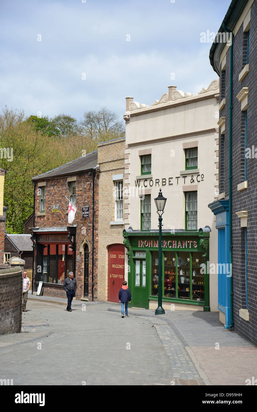 Strada vittoriana, Blists Hill cittadina in stile vittoriano, Madeley, Telford, Shropshire, England, Regno Unito Foto Stock